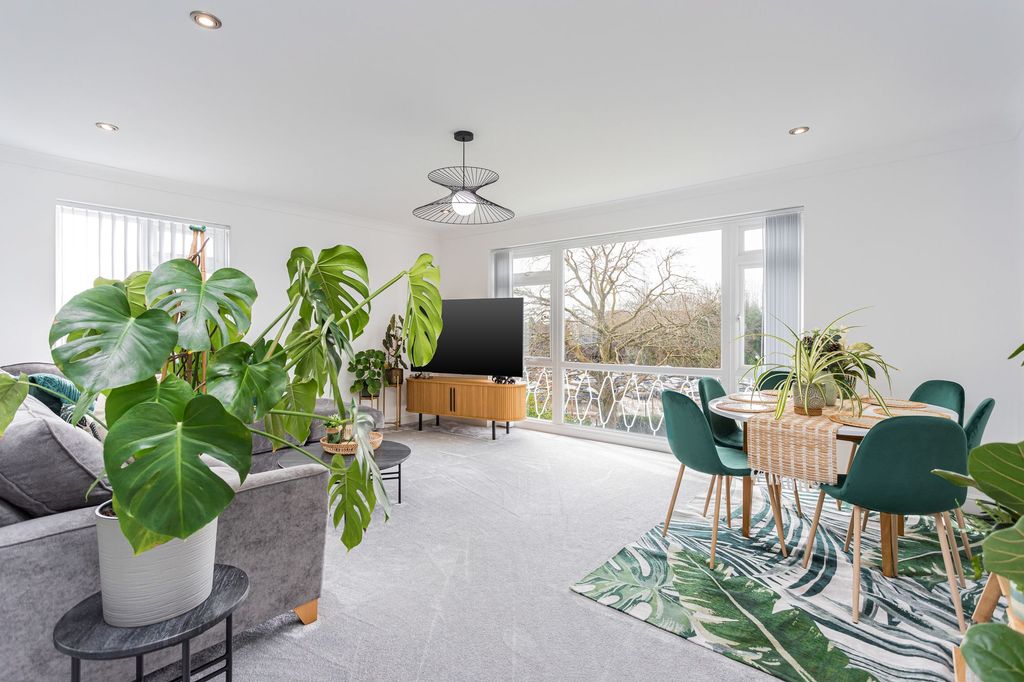 2 bed flat for saleGrovelands, Horley RH6