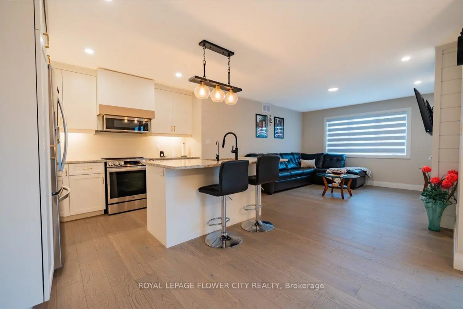 430 Wellington Street photo 3