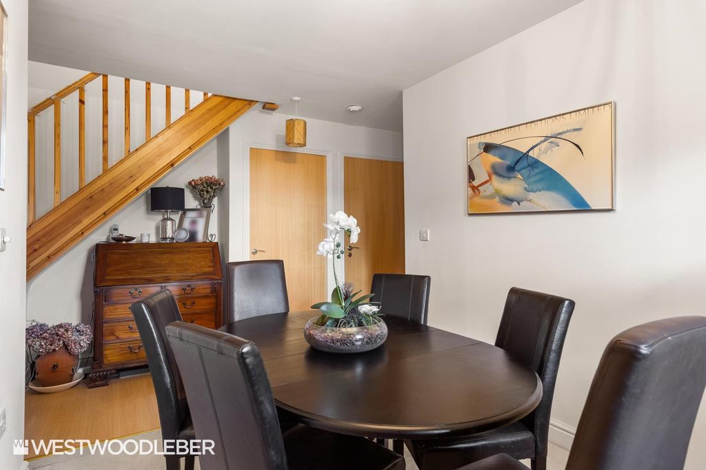 Additional image 6 of 3 bed flat for salePlomer Avenue, Hoddesdon EN11