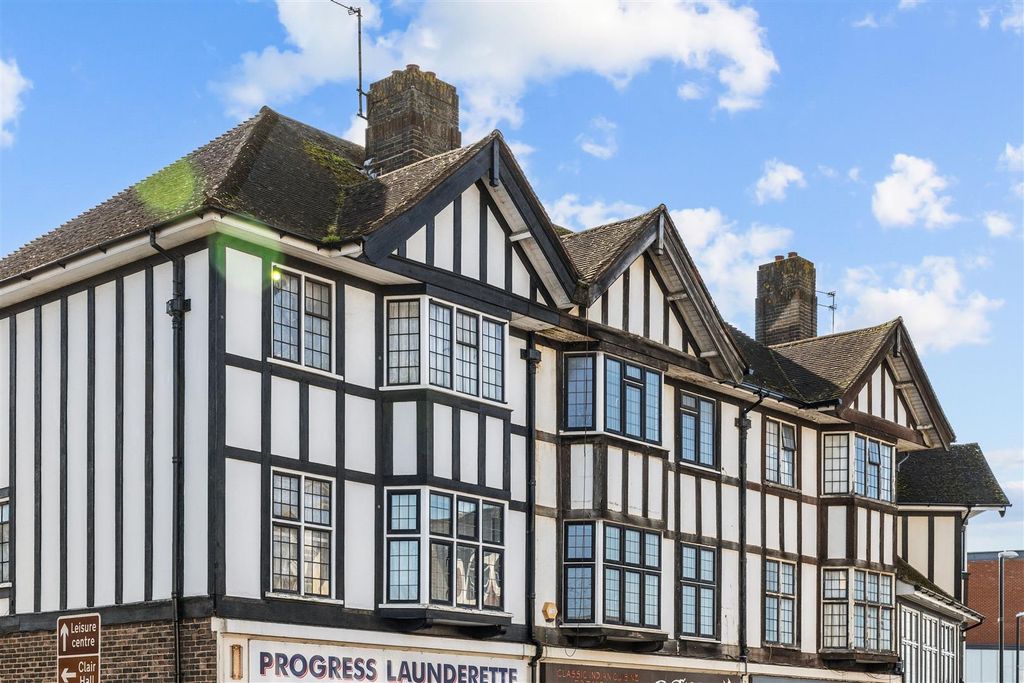 3 bed flat for saleCommercial Square, Haywards Heath RH16
