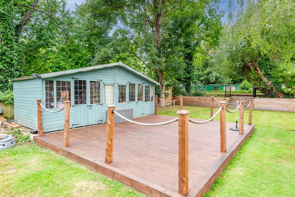 Additional image 30 of 4 bed detached house for saleAvenue Road, Dobbs Weir, Hoddesdon EN11
