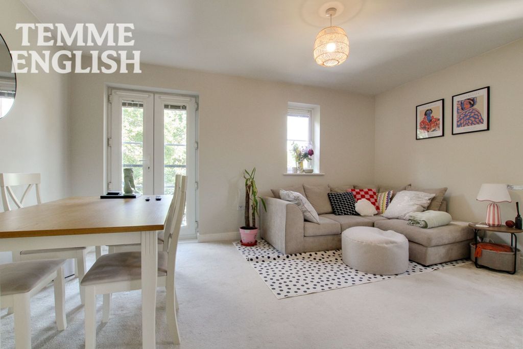 2 bed flat for saleTemple Way, Rayleigh SS6 photo 4