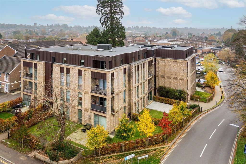 2 bed flat for saleChurch Road, Haywards Heath RH16