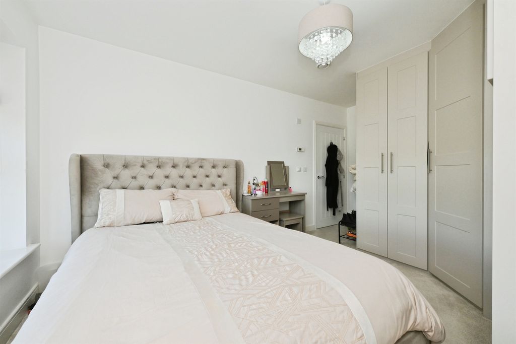 Additional image 6 of 2 bed flat for saleMoye Close, Hoddesdon EN11