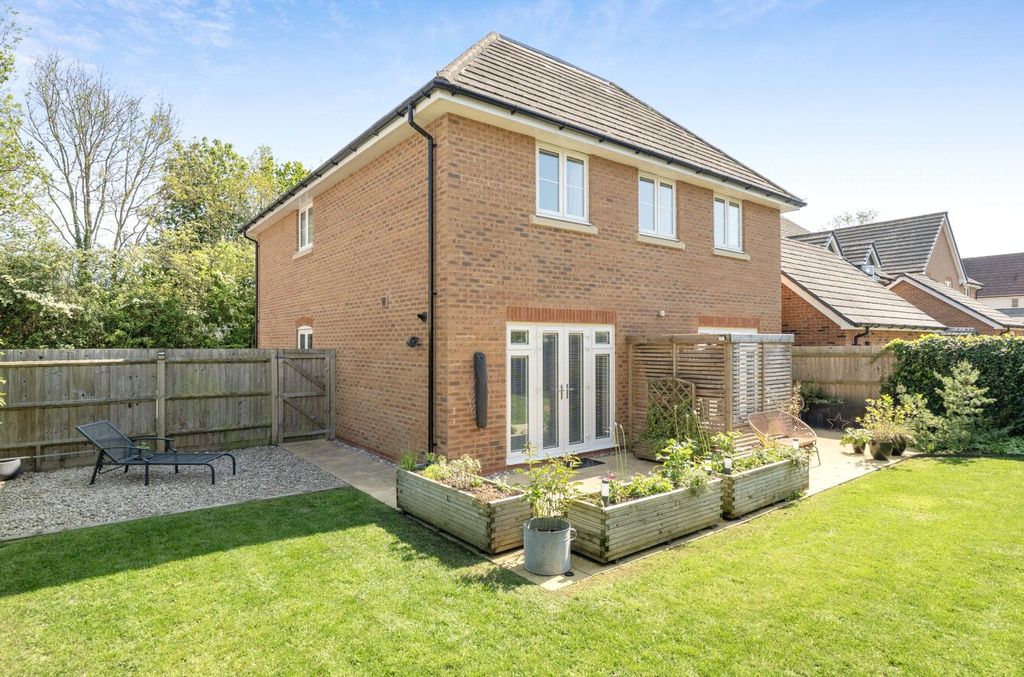 Additional image 2 of 5 bed detached house for saleUnwin Close, Hook, Hampshire RG27