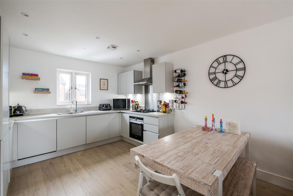 Additional image 3 of 2 bed flat for saleBrocklehurst Way, Horley RH6