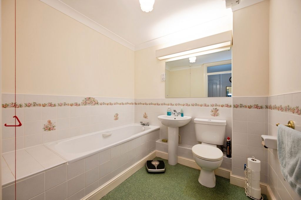 Additional image 8 of 2 bed flat for saleSea Front, Hayling Island, Hampshire PO11