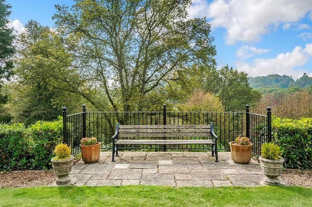 2 bed flat for saleFernden Heights, Haslemere GU27 photo 4