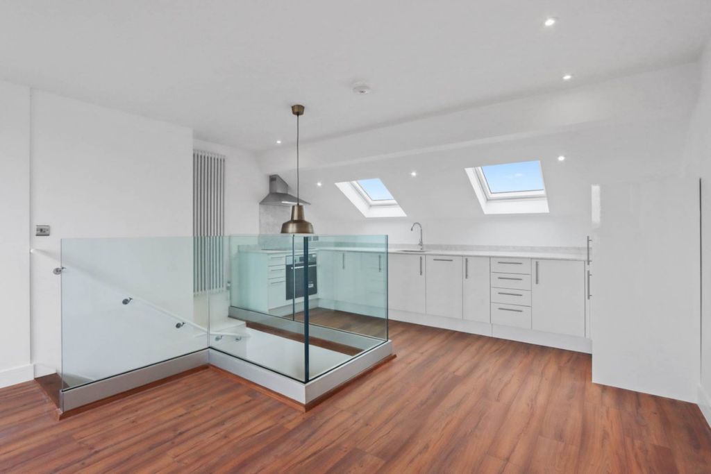 Additional image 8 of 1 bed flat for saleRye Road, Rye Park, Hoddesdon EN11