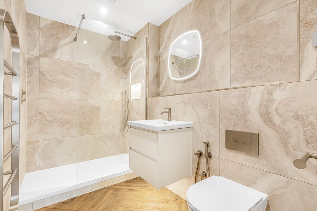 Additional image 8 of 2 bed flat for saleThames Close, Hampton, Middlesex TW12