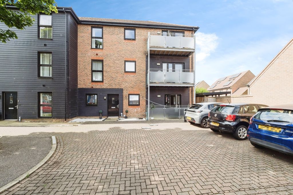 2 bed flat for saleDunningford Close, Hornchurch RM12