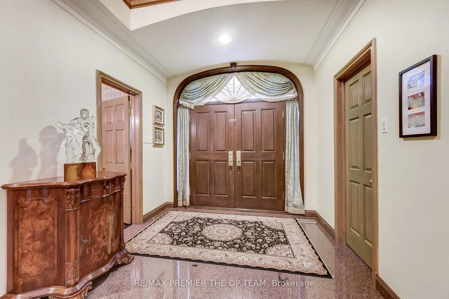 118 Cowan Drive photo 2