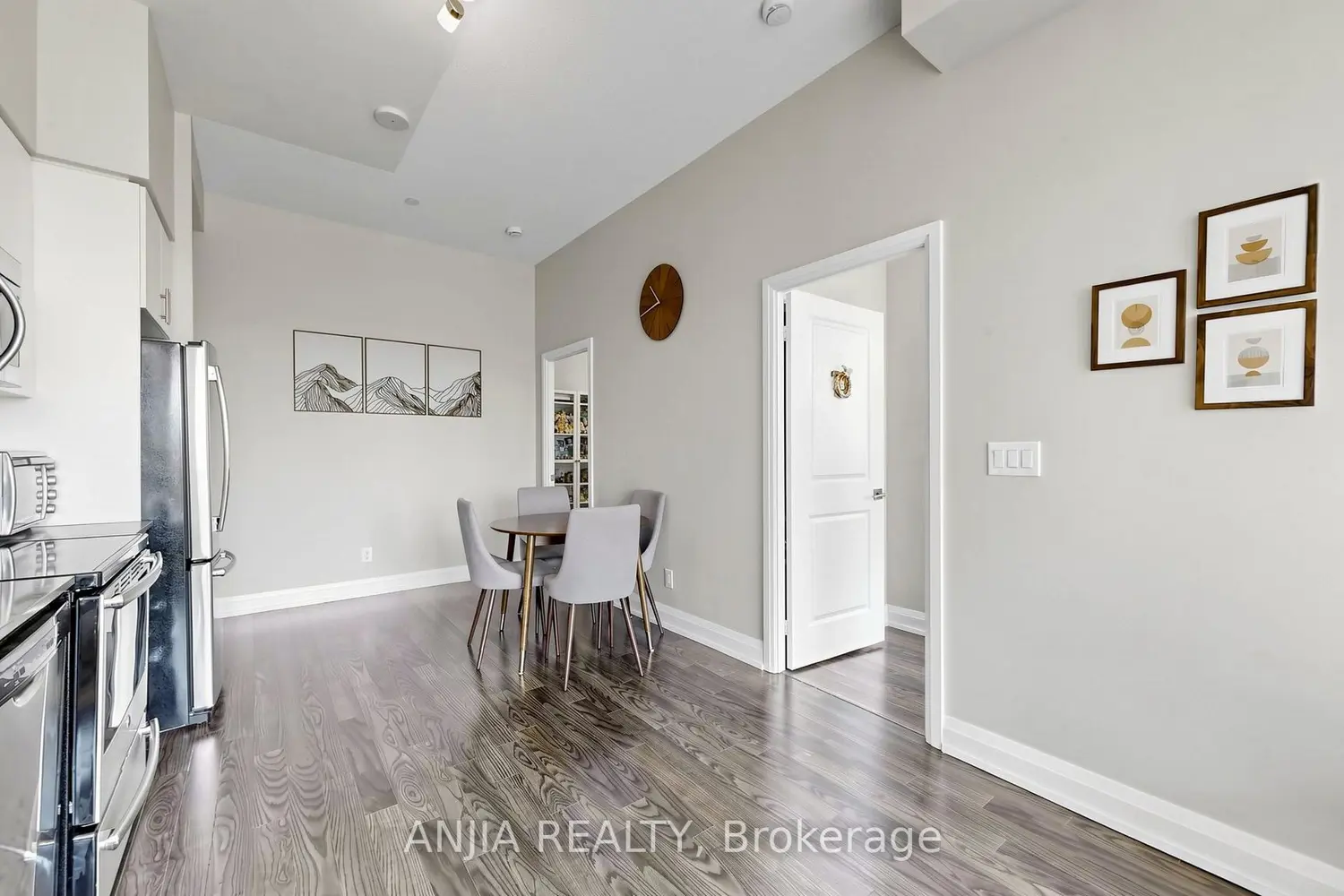 7161 Yonge Street 331 photo 3