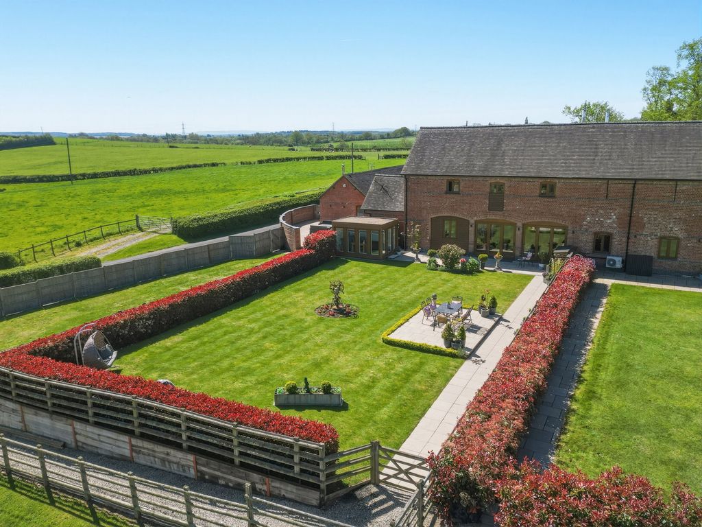 3 bed barn conversion for saleThree Arch Barn, Botley Hill, Henley In Arden B95 photo 3