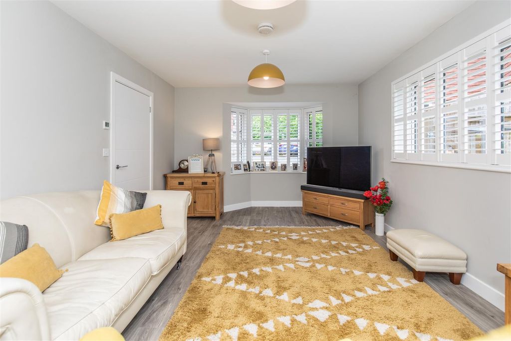 5 bed detached house for saleParkside Close, Heathfield TN21 photo 2