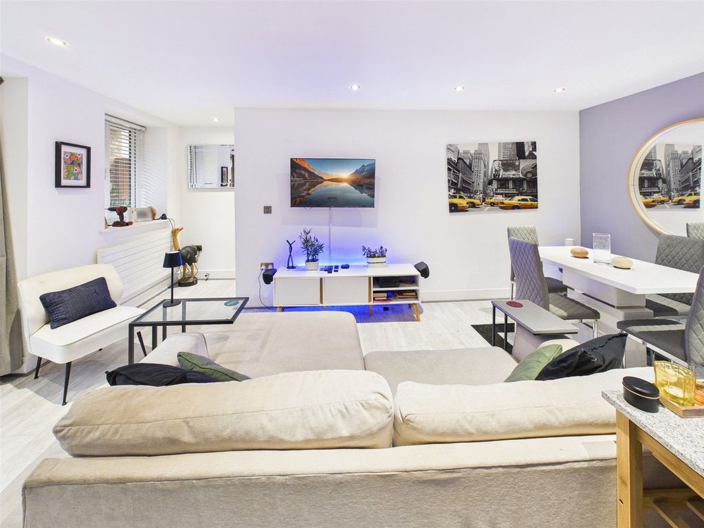2 bed flat for saleStation Road, Hampton TW12 photo 3