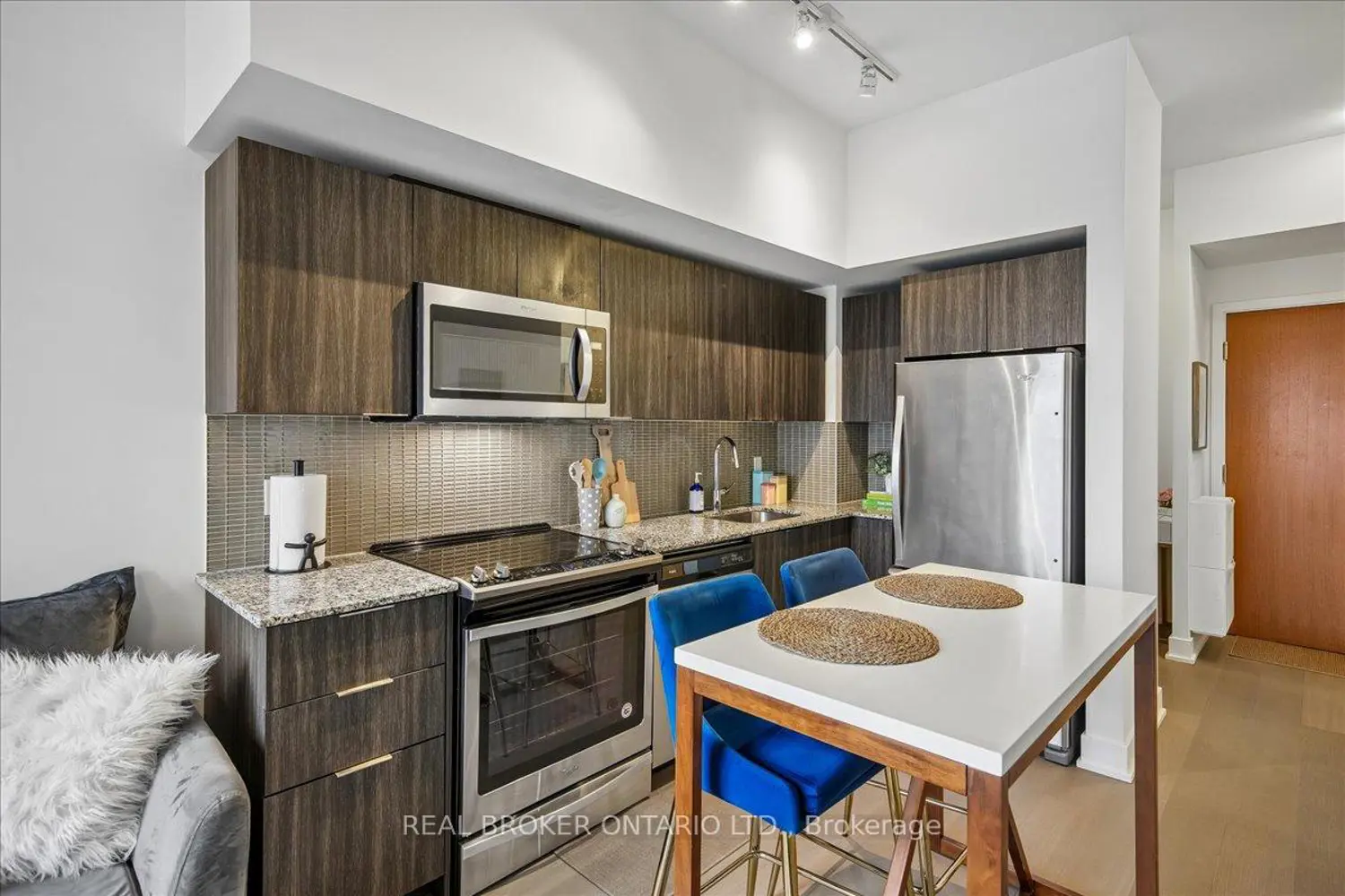 20 Shore Breeze Drive 603 photo 2