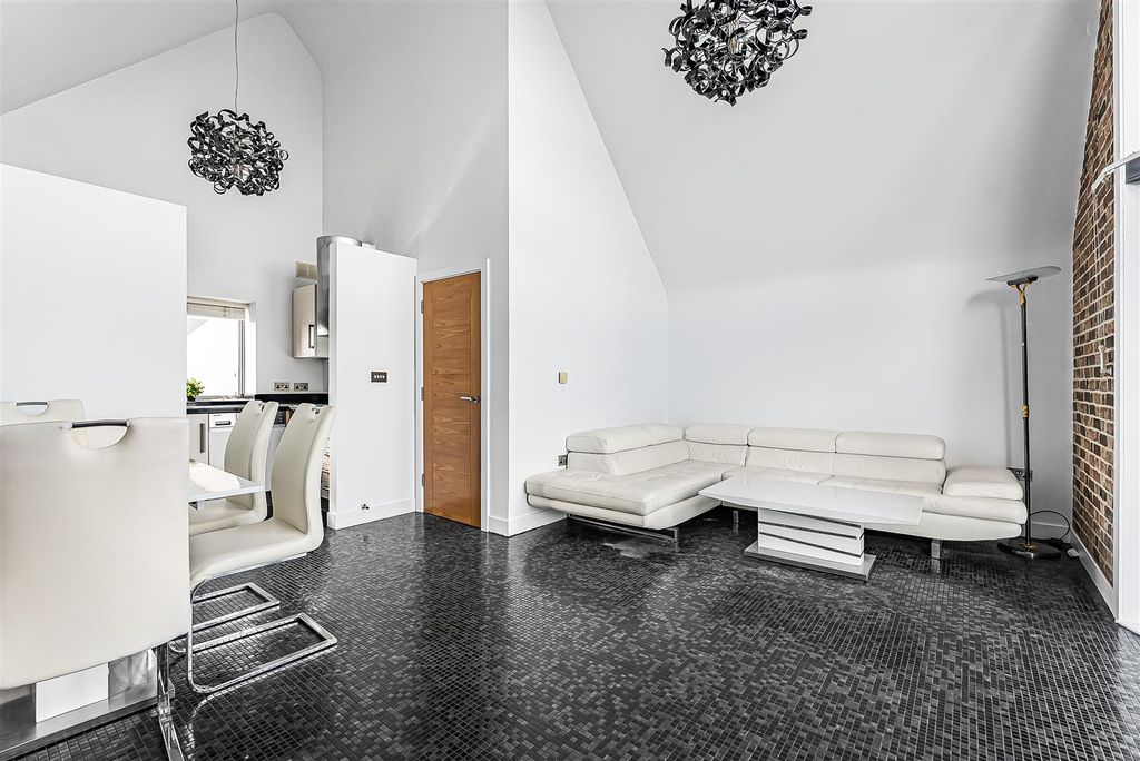 Additional image 7 of 2 bed flat for saleDolphin Yard, Maidenhead Street, Hertford SG14