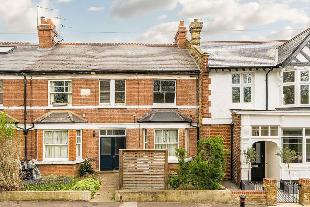 2 bed flat for saleWindmill Road, Hampton Hill TW12