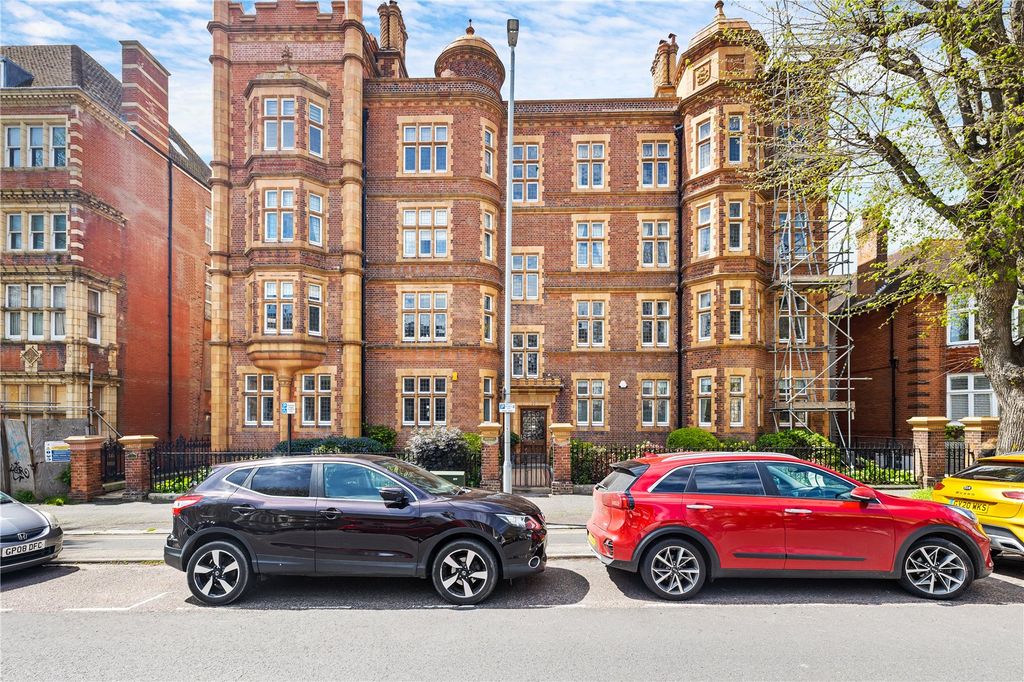 4 bed flat for saleThe Drive, Hove, East Sussex BN3