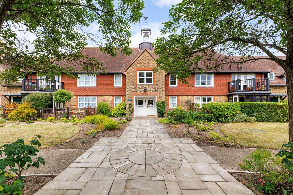 3 bed flat for saleBluecoat Pond, Christs Hospital RH13