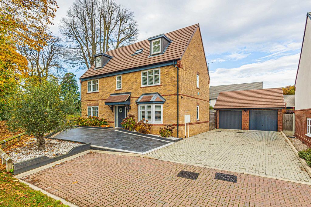5 bed detached house for saleSamuel Bailey Drive, Hockley SS5