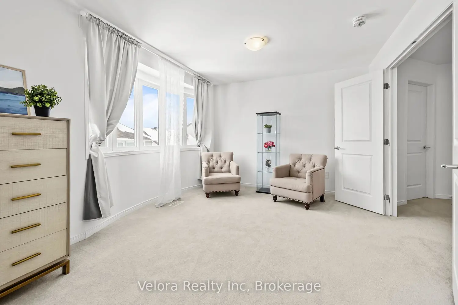 208 Rover Street photo 5
