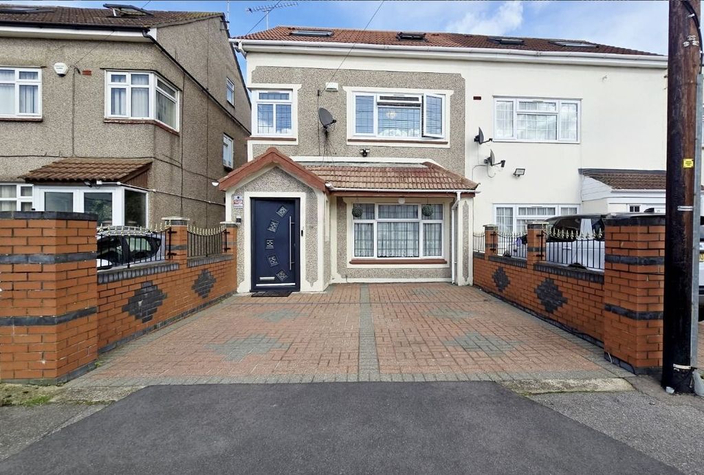 5 bed semi-detached house for saleGledwood Gardens, Hayes UB4