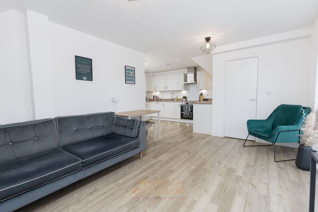 2 bed flat for saleHoadley Road, Comet House RH6 photo 3