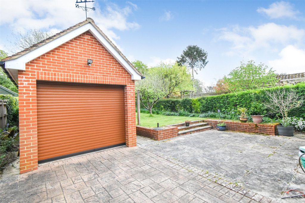 Additional image 12 of 3 bed detached house for saleReading Road, Hook, Hampshire RG27