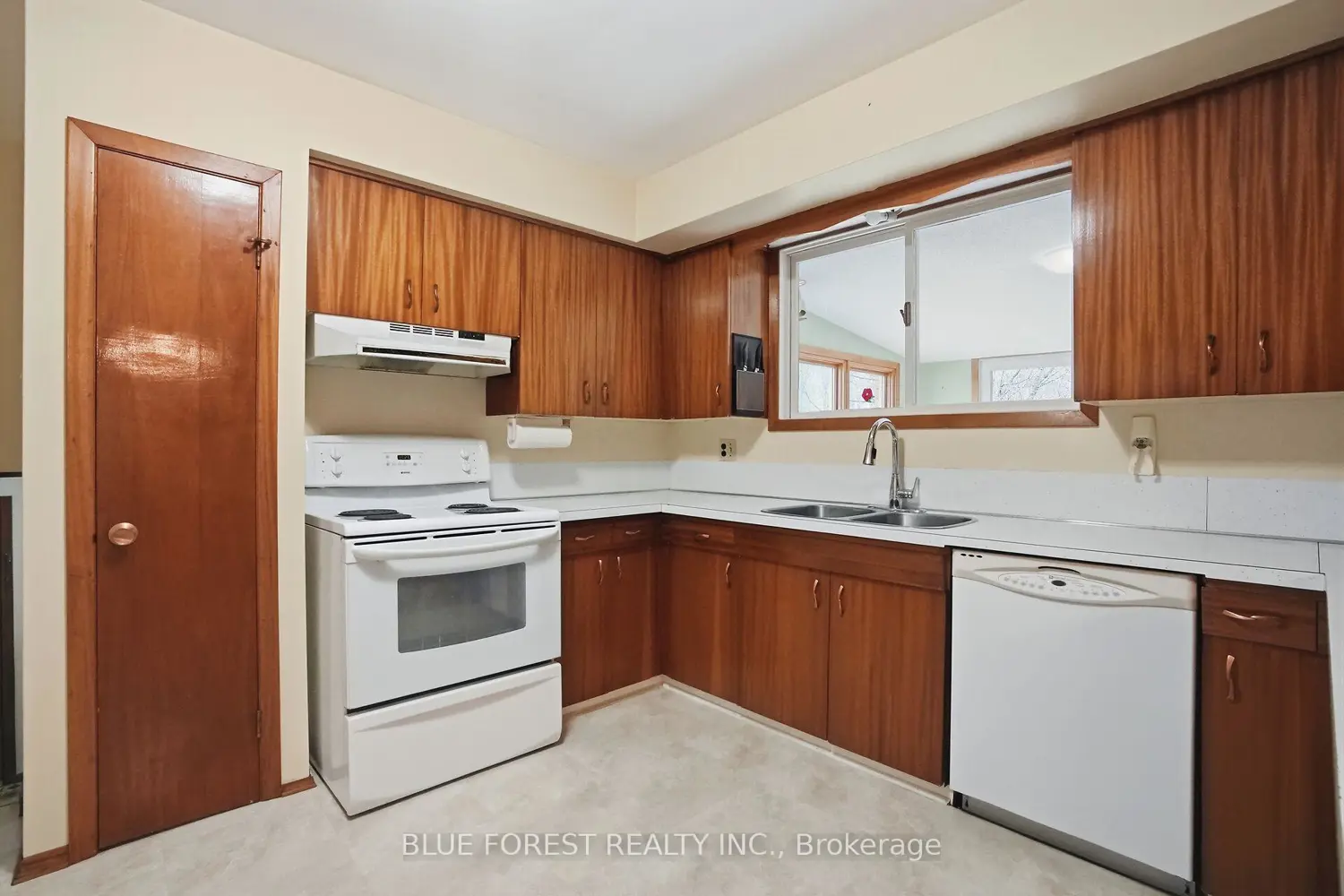 1668 Hamilton Road photo 2