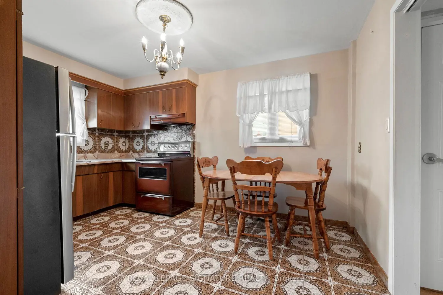 1142 Alexandra Avenue photo 3