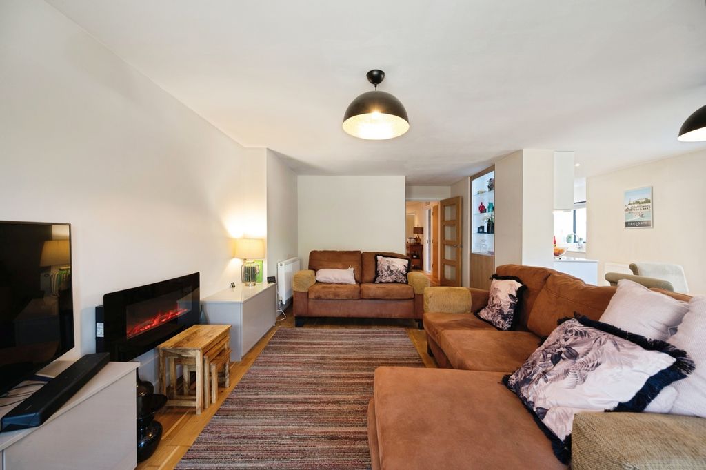 Additional image 3 of 2 bed flat for saleChannel House, 386 Sea Front, Hayling Island, Hampshire PO11