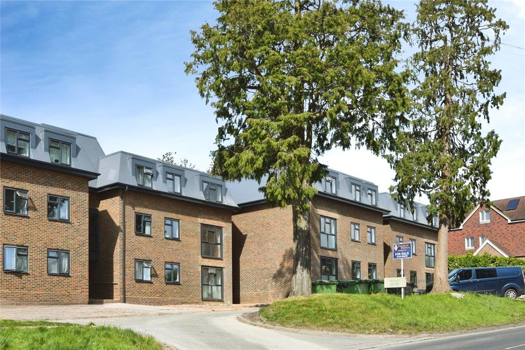 2 bed flat for saleLennox Court, Mutton Hall Hill, Heathfield, East Sussex TN21