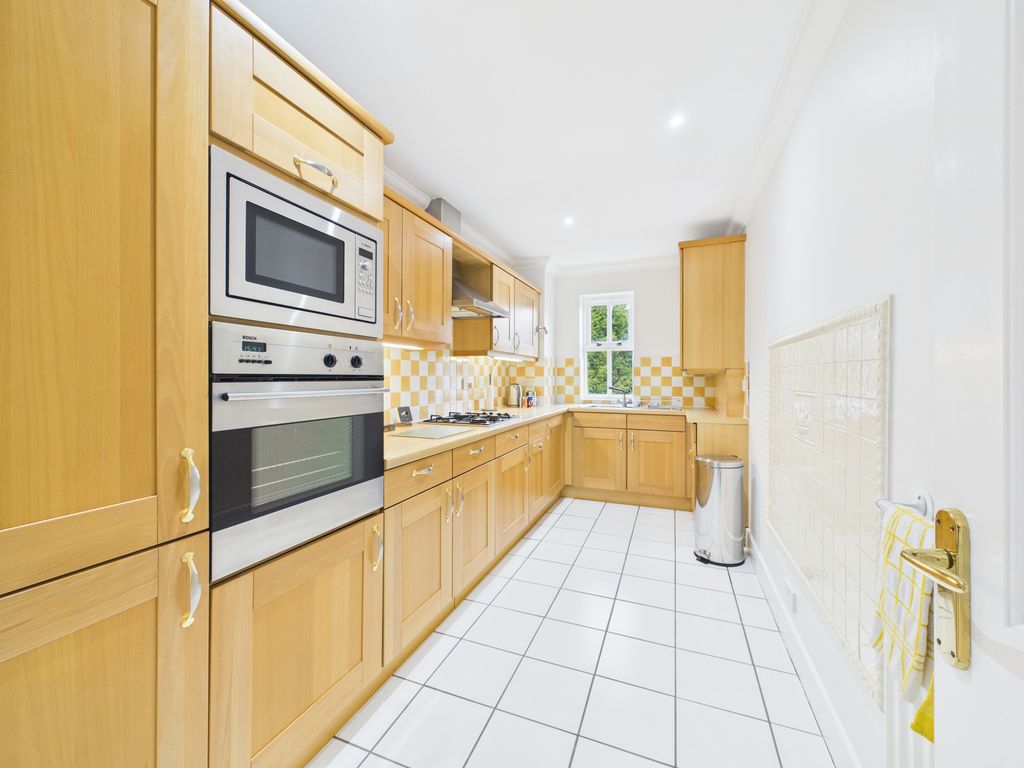 3 bed flat for saleWimblehurst Road, Horsham RH12 photo 2