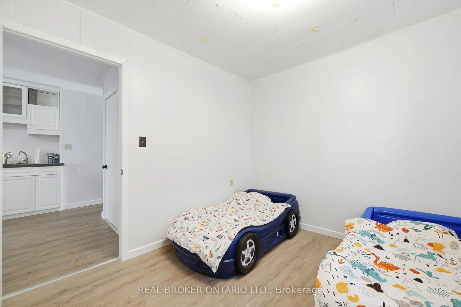 Additional image 9 of 2039 Victoria Street