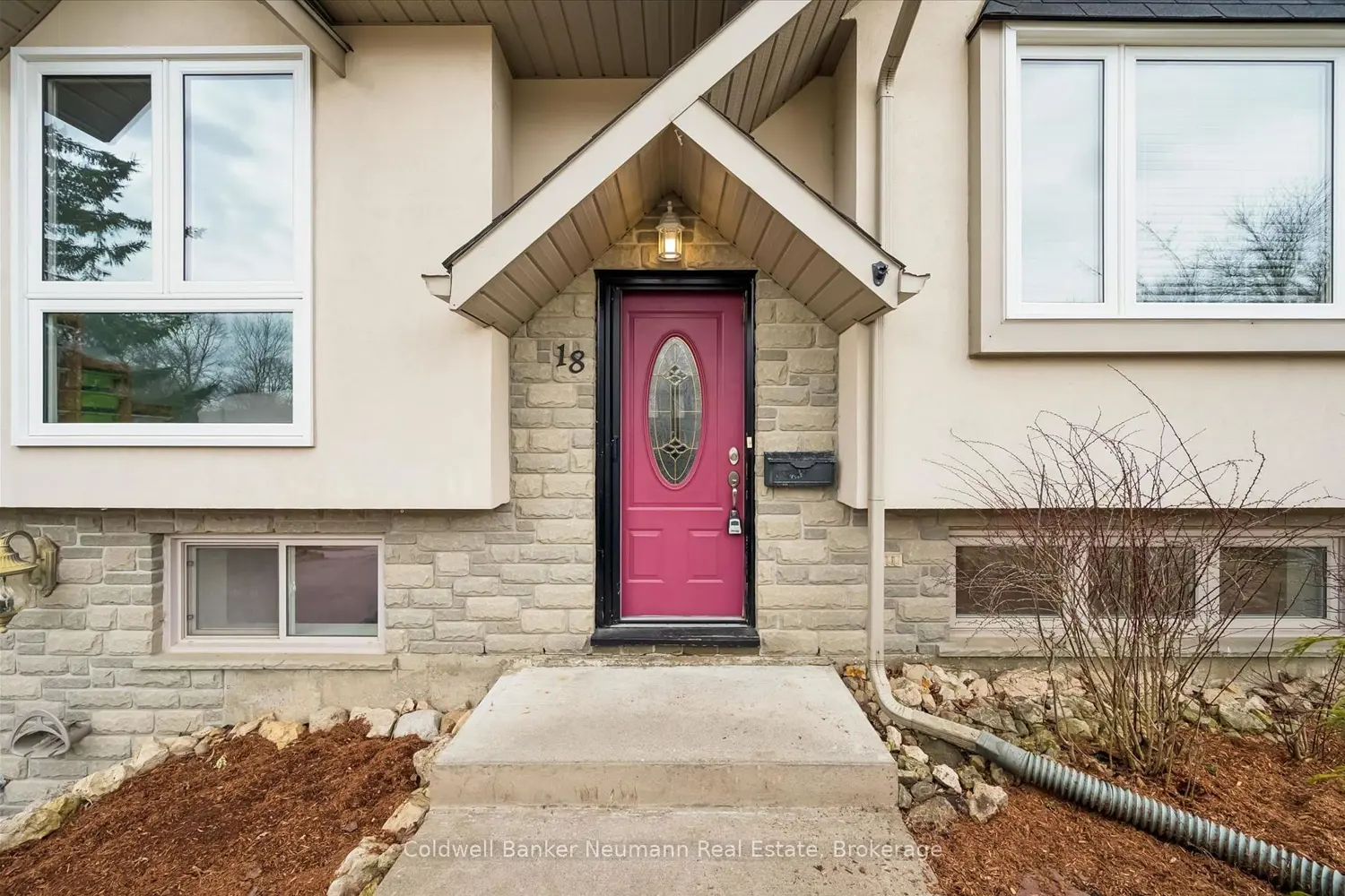 18 Gateway Drive photo 2
