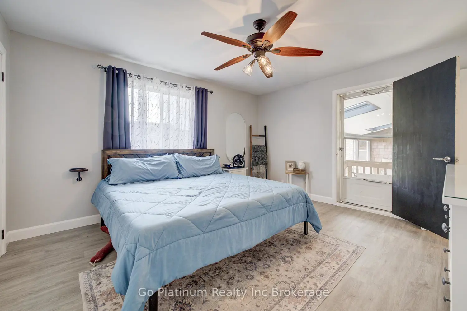 676 Peel Street photo 5