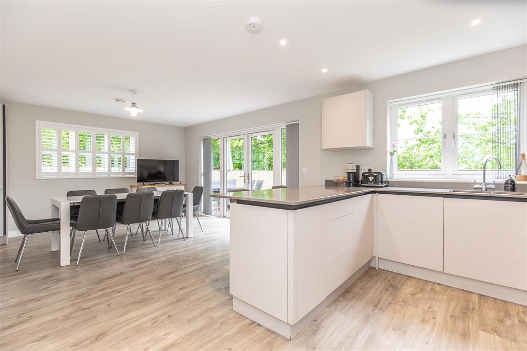 5 bed detached house for saleParkside Close, Heathfield TN21 photo 5