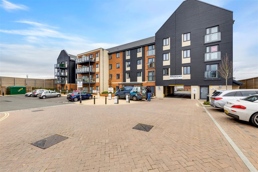 2 bed flat for saleStation Road, Hook RG27