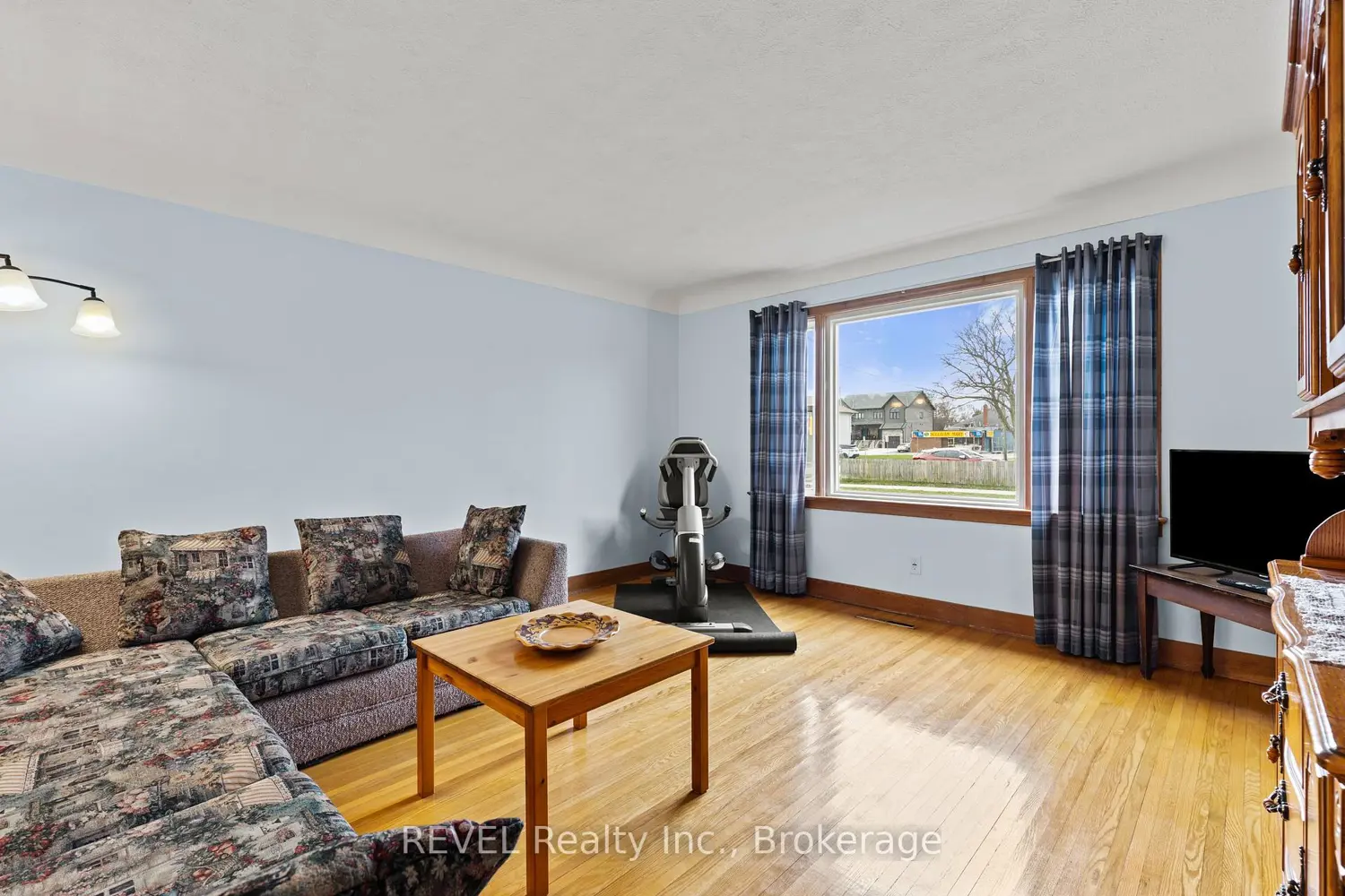 32 Thompson Avenue photo 4