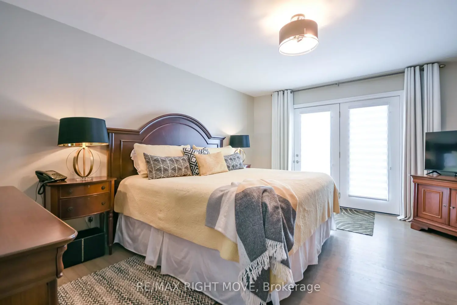 661 Glen Crescent photo 5