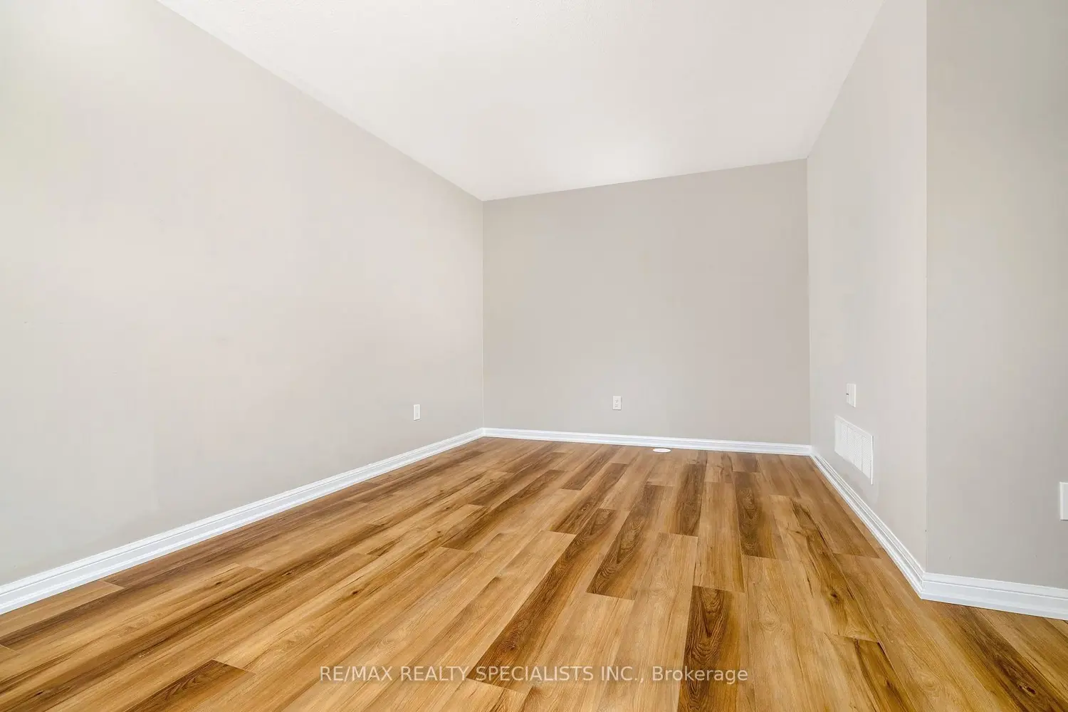 562 Pharo Point photo 3