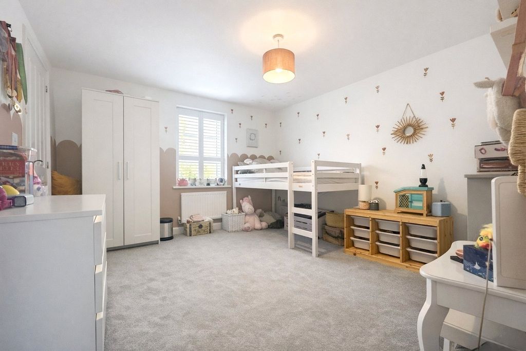 Additional image 7 of 5 bed detached house for saleViney Close, Hook, Hampshire RG27