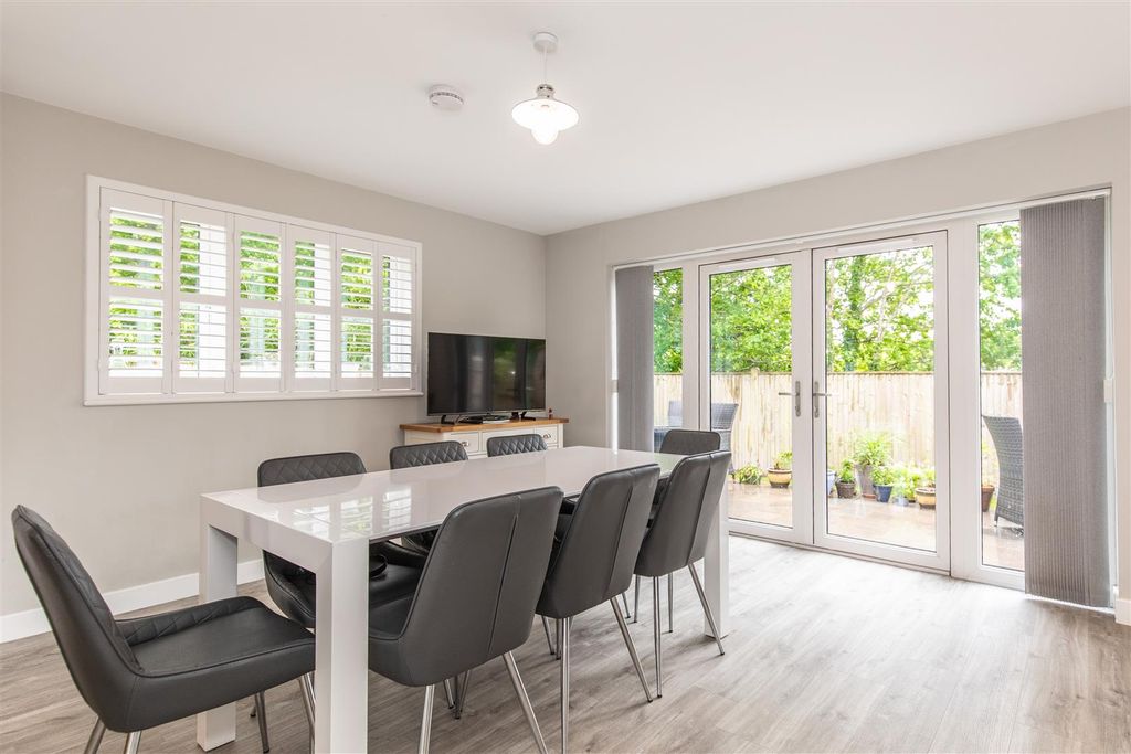 5 bed detached house for saleParkside Close, Heathfield TN21 photo 4