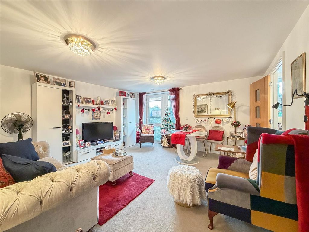 2 bed flat for salePegs Lane, Hertford SG13
