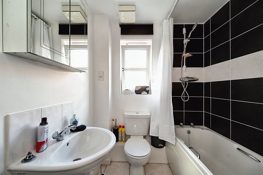 Additional image 5 of 2 bed flat for saleLittle Hackets, Havant PO9
