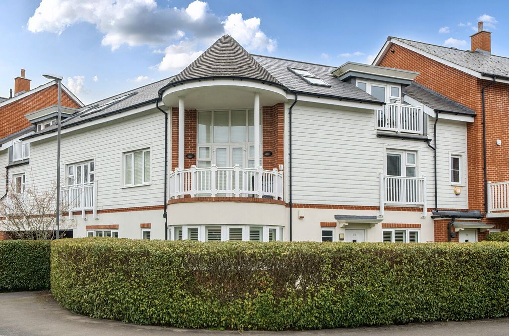 2 bed flat for saleSierra Road, High Wycombe, Buckinghamshire HP11