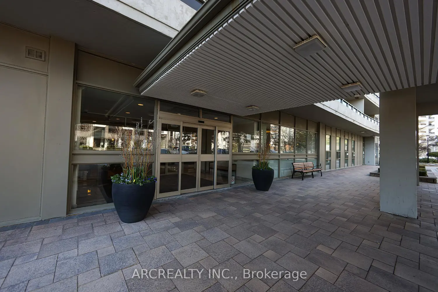 50 Quebec Avenue 2401 photo 3