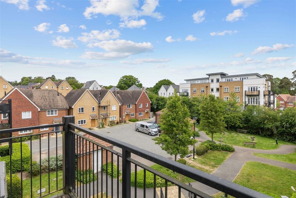 2 bed flat for saleRenfields, Haywards Heath RH16 photo 5